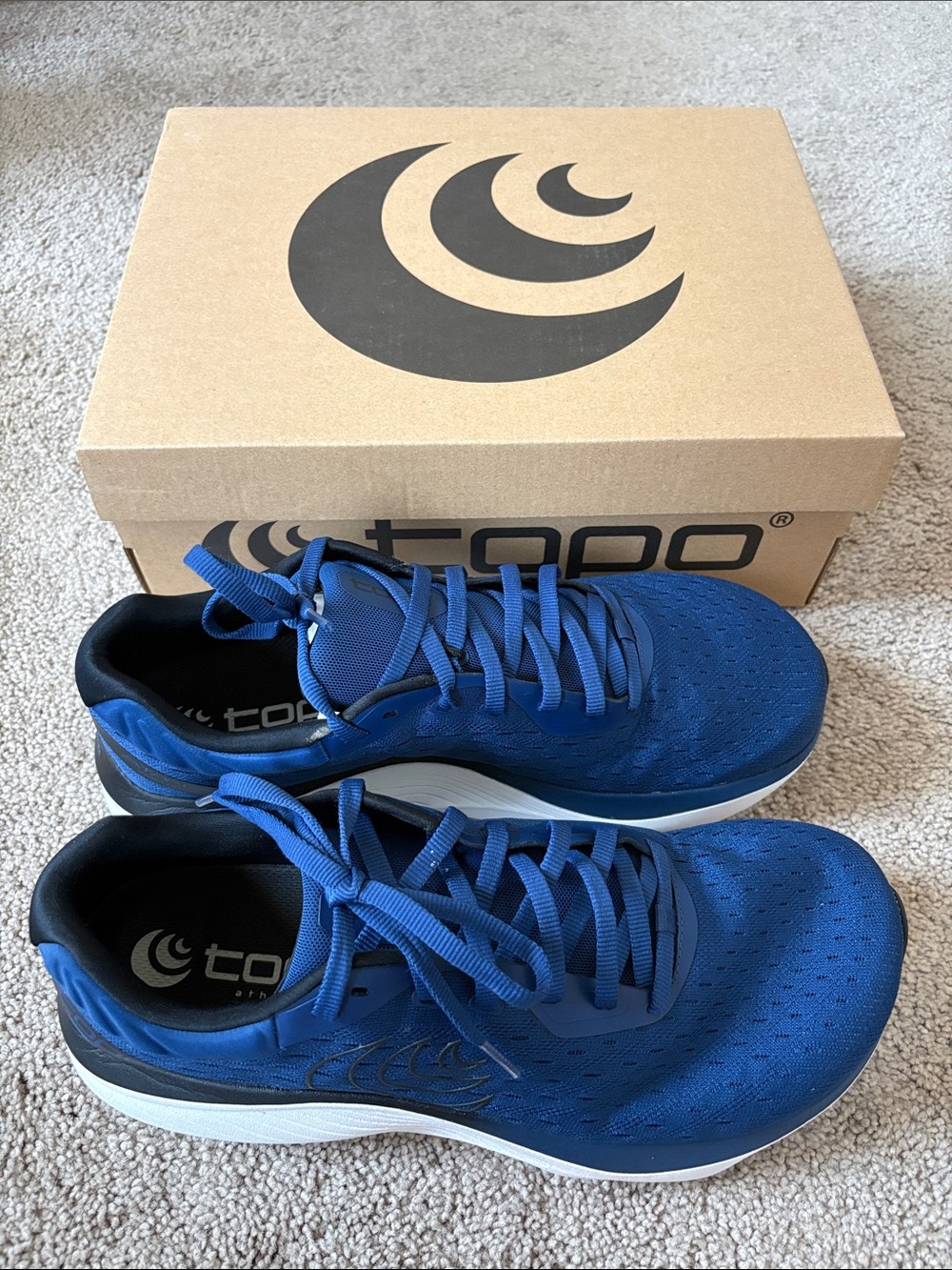 Topo Athletic- M Atmos- Navy/White size 10